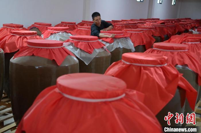 圖為5月10日，工作人員在儲(chǔ)酒庫(kù)檢查酒缸密封性。九美旦增　攝