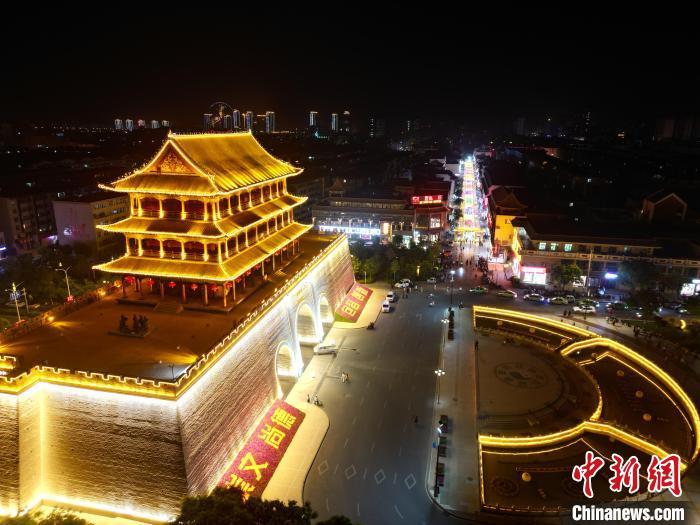 圖為武威市標(biāo)志性建筑涼州古城門燈光亮起。(無人機(jī)照片) 　戴文昌 攝</p><p>
