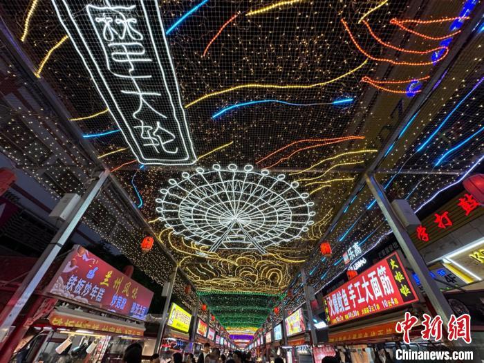 圖為明清街夜市燈光點(diǎn)亮具有武威文化元素的“摩天輪”彩燈?！〈魑牟?攝</p><p>