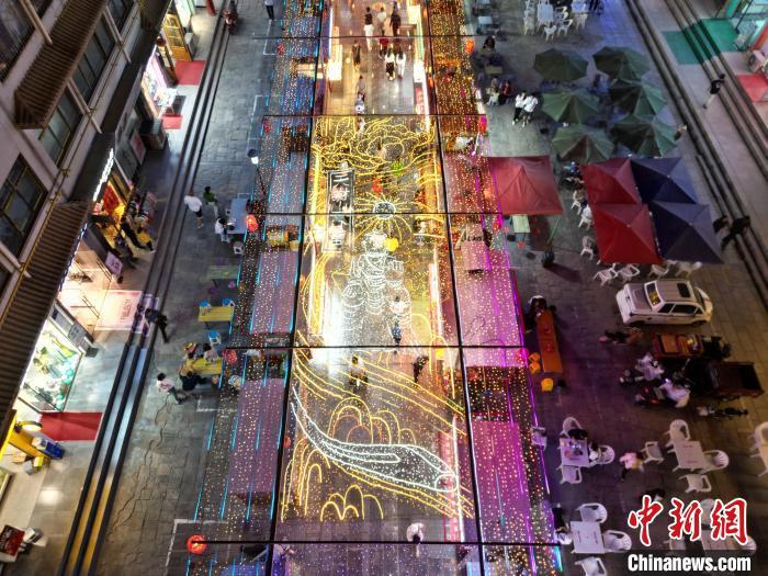 圖為明清街夜市燈光點(diǎn)亮具有武威文化元素的“天梯山石窟”彩燈。(無人機(jī)照片) 　戴文昌 攝</p><p>