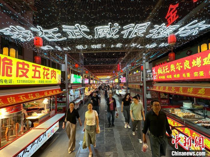 圖為明清街夜市燈光點(diǎn)亮“我在武威很想你”?！〈魑牟?攝</p><p>