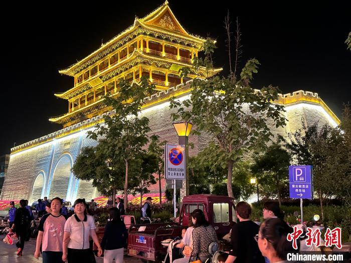 圖為夜幕降臨，涼州古城門燈光亮起?！〈魑牟?攝