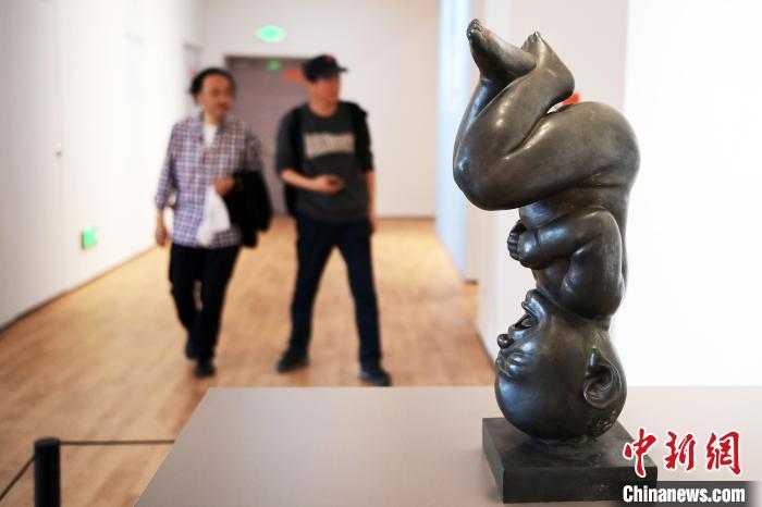 5月21日，觀眾參觀“絲路印跡”雕塑藝術作品展展出的雕塑作品。九美旦增 攝</p>
<p>