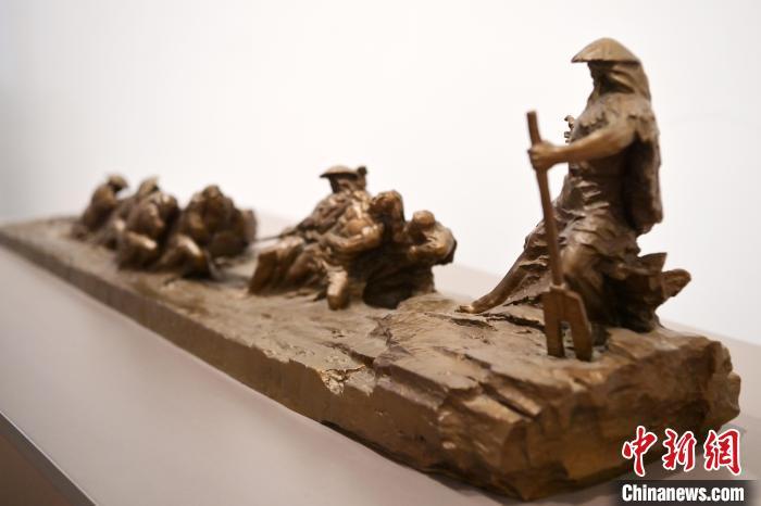 5月21日，在“絲路印跡”雕塑藝術作品展展出的作品《治水為民·禹德九州》。九美旦增 攝</p>
<p>
