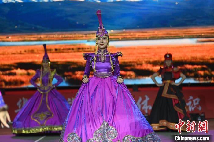 圖為開幕式現(xiàn)場(chǎng)蒙古族服飾秀。李亞龍 攝</p>
<p>