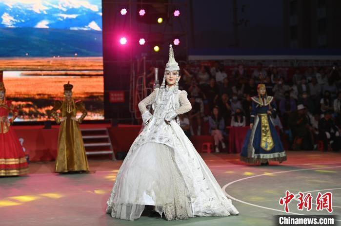 圖為開幕式現(xiàn)場(chǎng)蒙古族服飾秀。李亞龍 攝</p>
<p>