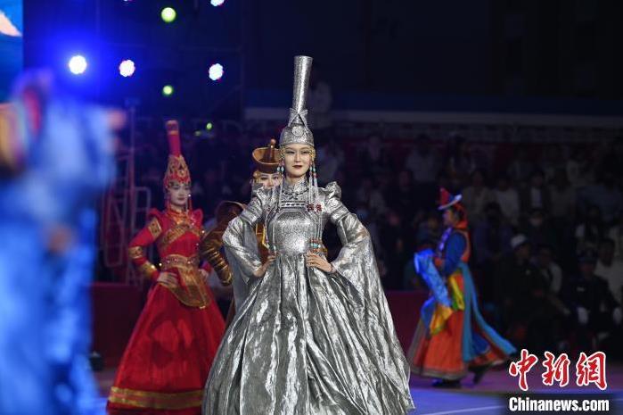 圖為開幕式現(xiàn)場(chǎng)蒙古族服飾秀。李亞龍 攝</p>
<p>