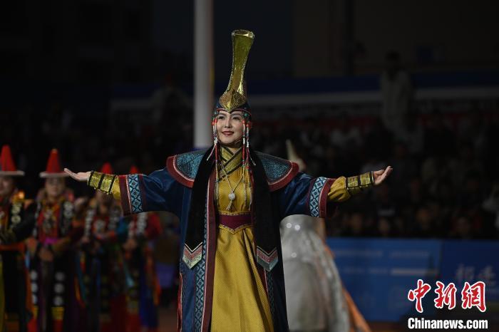 圖為開幕式現(xiàn)場(chǎng)蒙古族服飾秀。李亞龍 攝
