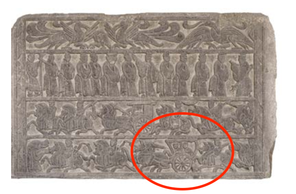 △漢代迎賓、車馬出行畫像石，現(xiàn)藏于臨沂市博物館。畫像石的第四層中有軺車出現(xiàn)。