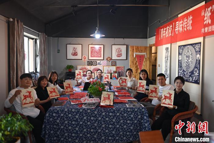 6月6日，在甘肅敦煌青年夜校課程中，青年學(xué)員展示學(xué)習(xí)敦煌非遺剪紙的成果。