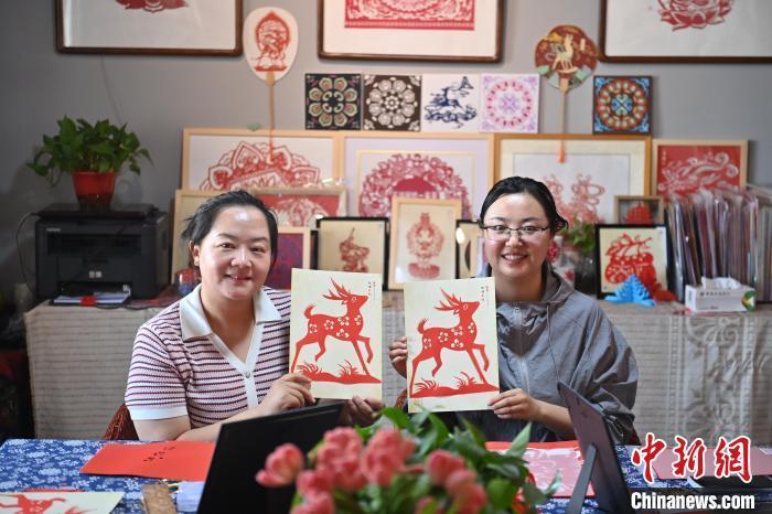 6月6日，在甘肅敦煌青年夜校課程中，青年學(xué)員展示學(xué)習(xí)敦煌非遺剪紙的成果。李亞龍 攝　　