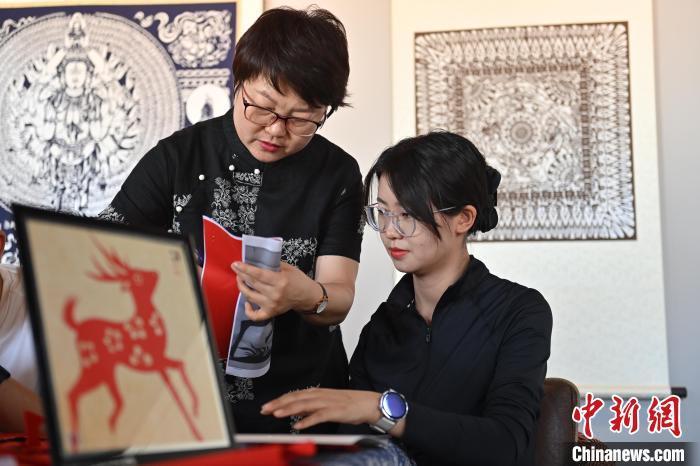 6月6日，在甘肅敦煌青年夜校課程中，青年學(xué)員學(xué)習(xí)敦煌非遺剪紙課程。李亞龍 攝