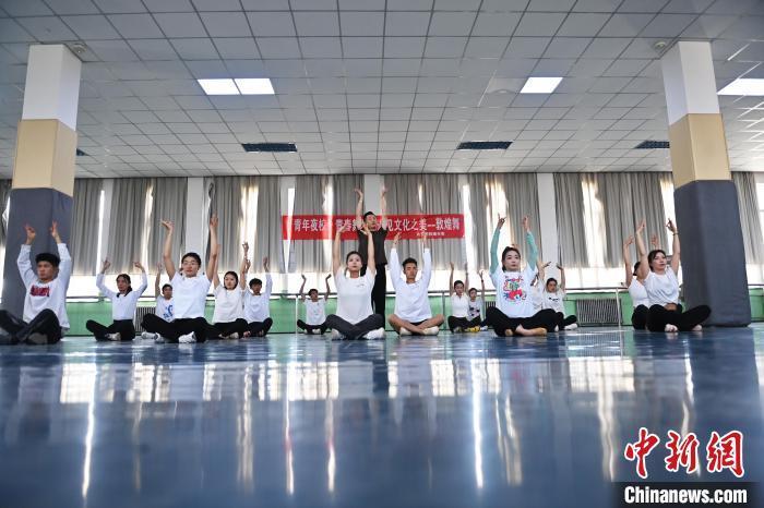 6月6日，在甘肅敦煌青年夜校課程中，青年學(xué)員學(xué)習(xí)敦煌舞課程。李亞龍 攝　　