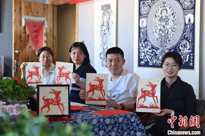6月6日，在甘肅敦煌青年夜校課程中，青年學(xué)員展示學(xué)習(xí)敦煌非遺剪紙的成果。李亞龍 攝　　