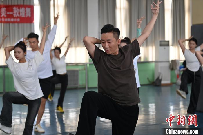 6月6日，在甘肅敦煌青年夜校課程中，青年學(xué)員學(xué)習(xí)敦煌舞課程。李亞龍 攝　　