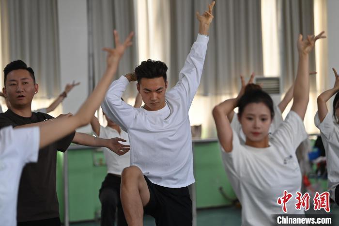 6月6日，在甘肅敦煌青年夜校課程中，青年學(xué)員學(xué)習(xí)敦煌舞課程。李亞龍 攝　　