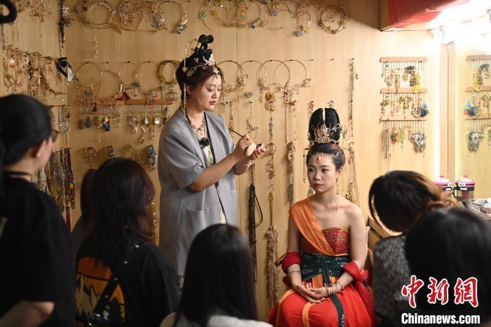 6月6日，在甘肅敦煌青年夜校課程中，青年學(xué)員學(xué)習(xí)敦煌美妝課程。李亞龍 攝