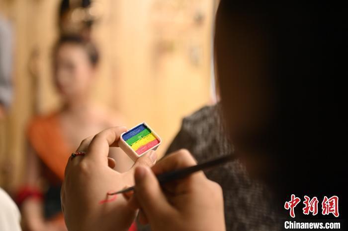 6月6日，在甘肅敦煌青年夜校課程中，青年學(xué)員學(xué)習(xí)敦煌美妝課程。李亞龍 攝　　