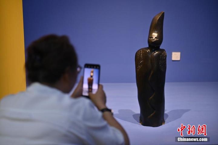 圖為游客拍攝蛇紋石作品《貴婦人》。中新社記者 李亞龍 攝