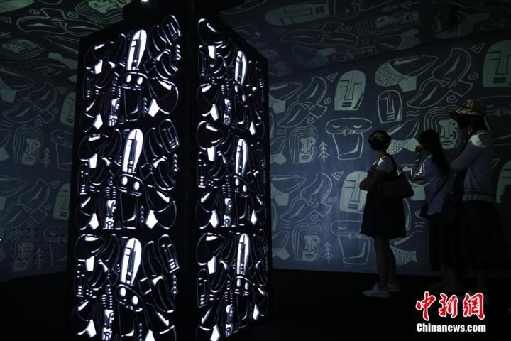 圖為游客參觀藝術(shù)展。中新社記者 李亞龍 攝