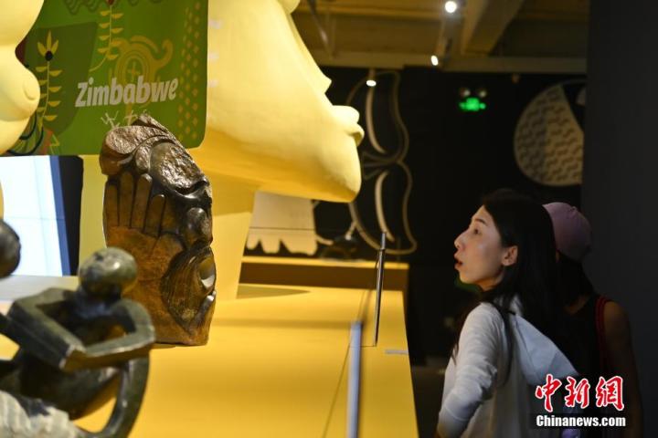 圖為游客參觀藝術(shù)展。中新社記者 李亞龍 攝