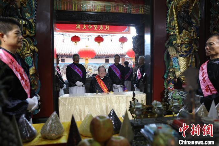 6月21日，“2024(甲辰年)兩岸共祭人文始祖伏羲典禮”在臺(tái)灣新北舉行。擔(dān)任主祭官的先嗇宮董事長(zhǎng)、中國(guó)國(guó)民黨前秘書長(zhǎng)李乾龍(中)出席典禮并擔(dān)任主祭官。中新社記者 張曉曦 攝