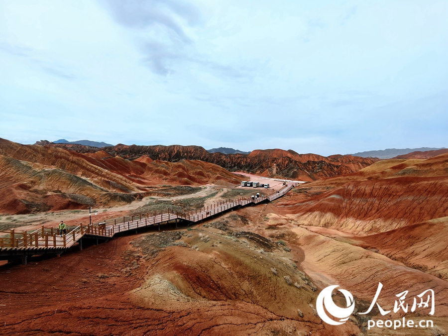  雨后的七彩丹霞，顏色格外艷麗。人民網(wǎng) 黃津曉虎攝