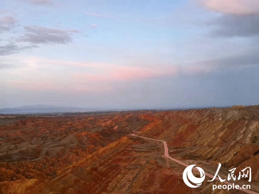 日落時(shí)分，余暉與丹霞交相輝映。人民網(wǎng)記者 唐嘉藝攝