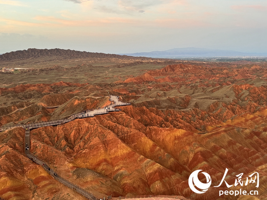 日落時(shí)分，余暉與丹霞交相輝映。人民網(wǎng)記者 徐冬兒攝