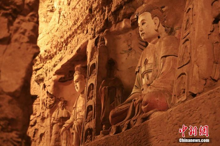 7月15日，甘肅省平?jīng)鍪袥艽h百里石窟長(zhǎng)廊中的王母宮石窟造像。百里石窟長(zhǎng)廊位于涇川縣境內(nèi)，由512個(gè)石窟、5眼窟中石井組成，現(xiàn)存王母宮石窟、鳳凰山石窟、南石窟寺、丈八寺石窟、羅漢洞石窟、太山寺石窟等規(guī)模較大的石窟群，還有數(shù)量眾多的小石窟群。王母宮石窟又名千佛洞，該窟設(shè)計(jì)宏大，造像生動(dòng)，窟內(nèi)擁有造像數(shù)百尊，是較為珍貴的佛教文化歷史遺存。中新社記者 李亞龍 攝</p>
<p>