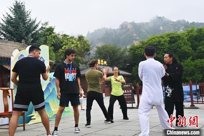 7月14日，甘肅省平?jīng)鍪嗅轻忌骄皡^(qū)內(nèi)，外籍武術(shù)愛好者學(xué)習(xí)崆峒派武術(shù)。7月13日至14日，“2024年北京體育大學(xué)第十五屆國際武術(shù)比賽交流大會暨首屆崆峒山國際武術(shù)大會”舉行，大會也在崆峒山景區(qū)進行問道崆峒、武術(shù)高級研修班、崆峒拜師等系列活動。中新社記者 李亞龍 攝</p>
<p>