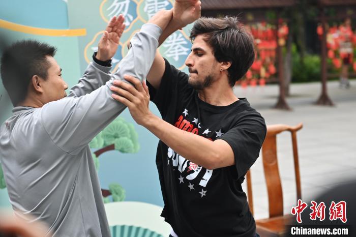 7月14日，甘肅省平?jīng)鍪嗅轻忌骄皡^(qū)內(nèi)，外籍武術(shù)愛好者(右)進行忽雷太極拳切磋。7月13日至14日，“2024年北京體育大學(xué)第十五屆國際武術(shù)比賽交流大會暨首屆崆峒山國際武術(shù)大會”舉行，大會也在崆峒山景區(qū)進行問道崆峒、武術(shù)高級研修班、崆峒拜師等系列活動。中新社記者 李亞龍 攝</p>
<p>