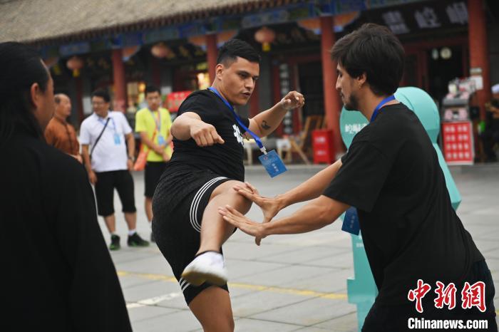 7月14日，甘肅省平?jīng)鍪嗅轻忌骄皡^(qū)內(nèi)，外籍武術(shù)愛好者切磋武藝。7月13日至14日，“2024年北京體育大學(xué)第十五屆國際武術(shù)比賽交流大會暨首屆崆峒山國際武術(shù)大會”舉行，大會也在崆峒山景區(qū)進行問道崆峒、武術(shù)高級研修班、崆峒拜師等系列活動。中新社記者 李亞龍 攝