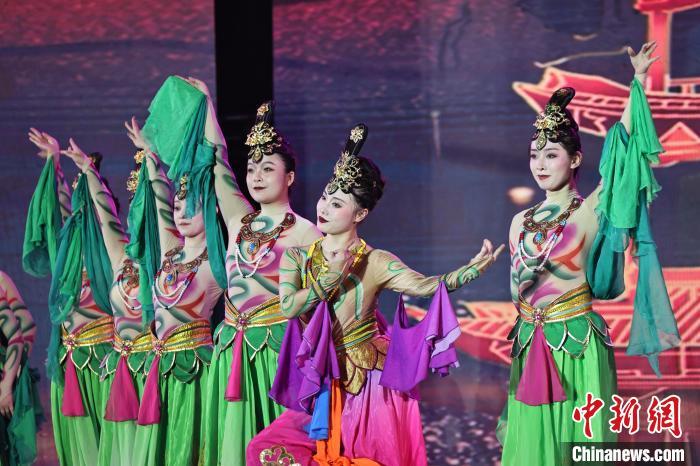 7月19日晚，第五屆黃河之濱文藝展演在蘭州體育文化廣場(chǎng)開(kāi)幕。圖為開(kāi)幕式演出敦煌舞蹈。張曦予 攝