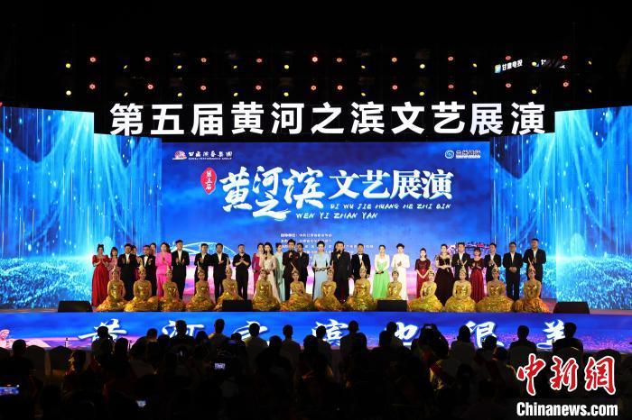 7月19日晚，第五屆黃河之濱文藝展演在蘭州體育文化廣場(chǎng)開(kāi)幕。張曦予 攝