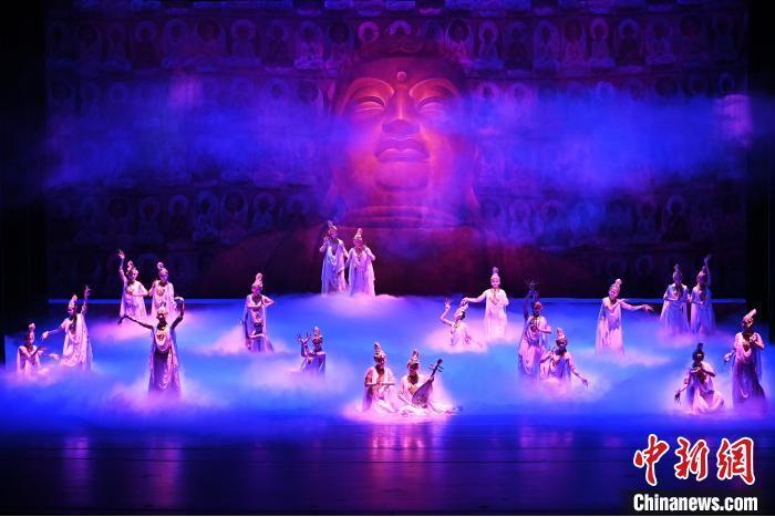 7月18日晚，中國(guó)經(jīng)典舞劇《絲路花雨》在甘肅蘭州黃河劇院進(jìn)行演出。中國(guó)經(jīng)典舞劇《絲路花雨》迎來(lái)45周年，7月17日-8月4日在蘭州開(kāi)啟為期多天的駐場(chǎng)演出。該舞劇取材于敦煌莫高窟壁畫(huà)，集中國(guó)霓裳羽衣舞、敦煌舞、印度舞、黑巾舞、波斯馬鈴舞等于一身，自1979年演出至今，該劇先后在40多個(gè)國(guó)家和地區(qū)演出近4000場(chǎng)，觀眾550多萬(wàn)人次。中新社記者 李亞龍 攝</p>
<p>