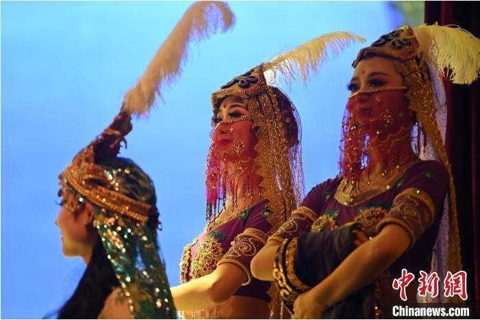 7月18日晚，中國(guó)經(jīng)典舞劇《絲路花雨》在甘肅蘭州黃河劇院進(jìn)行演出。中國(guó)經(jīng)典舞劇《絲路花雨》迎來(lái)45周年，7月17日-8月4日在蘭州開(kāi)啟為期多天的駐場(chǎng)演出。該舞劇取材于敦煌莫高窟壁畫(huà)，集中國(guó)霓裳羽衣舞、敦煌舞、印度舞、黑巾舞、波斯馬鈴舞等于一身，自1979年演出至今，該劇先后在40多個(gè)國(guó)家和地區(qū)演出近4000場(chǎng)，觀眾550多萬(wàn)人次。中新社記者 李亞龍 攝</p>
<p>