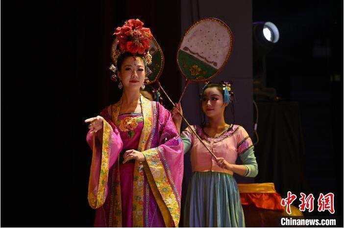 7月18日晚，中國(guó)經(jīng)典舞劇《絲路花雨》在甘肅蘭州黃河劇院進(jìn)行演出。中國(guó)經(jīng)典舞劇《絲路花雨》迎來(lái)45周年，7月17日-8月4日在蘭州開(kāi)啟為期多天的駐場(chǎng)演出。該舞劇取材于敦煌莫高窟壁畫(huà)，集中國(guó)霓裳羽衣舞、敦煌舞、印度舞、黑巾舞、波斯馬鈴舞等于一身，自1979年演出至今，該劇先后在40多個(gè)國(guó)家和地區(qū)演出近4000場(chǎng)，觀眾550多萬(wàn)人次。中新社記者 李亞龍 攝</p>
<p>