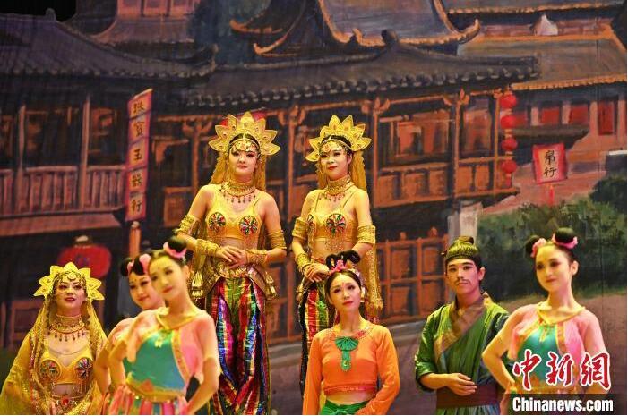 7月18日晚，中國(guó)經(jīng)典舞劇《絲路花雨》在甘肅蘭州黃河劇院進(jìn)行演出。中國(guó)經(jīng)典舞劇《絲路花雨》迎來(lái)45周年，7月17日-8月4日在蘭州開(kāi)啟為期多天的駐場(chǎng)演出。該舞劇取材于敦煌莫高窟壁畫(huà)，集中國(guó)霓裳羽衣舞、敦煌舞、印度舞、黑巾舞、波斯馬鈴舞等于一身，自1979年演出至今，該劇先后在40多個(gè)國(guó)家和地區(qū)演出近4000場(chǎng)，觀眾550多萬(wàn)人次。中新社記者 李亞龍 攝</p>
<p>