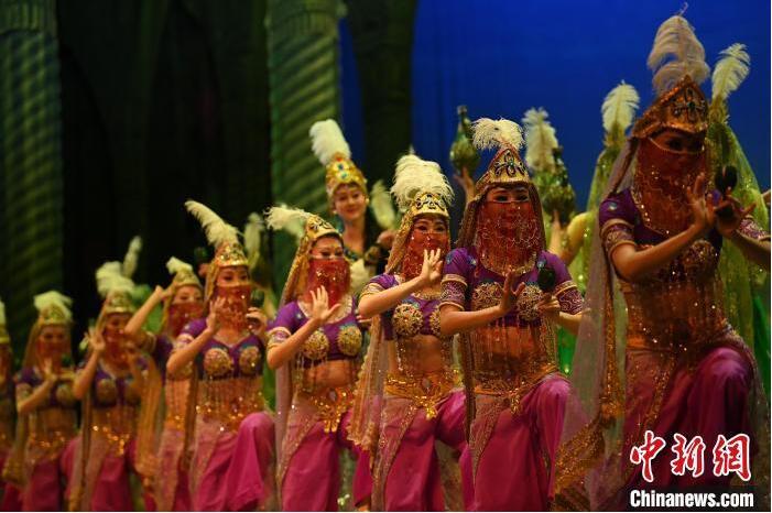 7月18日晚，中國(guó)經(jīng)典舞劇《絲路花雨》在甘肅蘭州黃河劇院進(jìn)行演出。中國(guó)經(jīng)典舞劇《絲路花雨》迎來(lái)45周年，7月17日-8月4日在蘭州開(kāi)啟為期多天的駐場(chǎng)演出。該舞劇取材于敦煌莫高窟壁畫(huà)，集中國(guó)霓裳羽衣舞、敦煌舞、印度舞、黑巾舞、波斯馬鈴舞等于一身，自1979年演出至今，該劇先后在40多個(gè)國(guó)家和地區(qū)演出近4000場(chǎng)，觀眾550多萬(wàn)人次。中新社記者 李亞龍 攝</p>
<p>