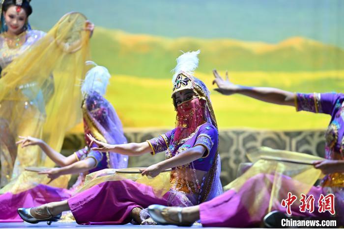 7月18日晚，中國(guó)經(jīng)典舞劇《絲路花雨》在甘肅蘭州黃河劇院進(jìn)行演出。中國(guó)經(jīng)典舞劇《絲路花雨》迎來(lái)45周年，7月17日-8月4日在蘭州開(kāi)啟為期多天的駐場(chǎng)演出。該舞劇取材于敦煌莫高窟壁畫(huà)，集中國(guó)霓裳羽衣舞、敦煌舞、印度舞、黑巾舞、波斯馬鈴舞等于一身，自1979年演出至今，該劇先后在40多個(gè)國(guó)家和地區(qū)演出近4000場(chǎng)，觀眾550多萬(wàn)人次。中新社記者 李亞龍 攝</p>
<p>