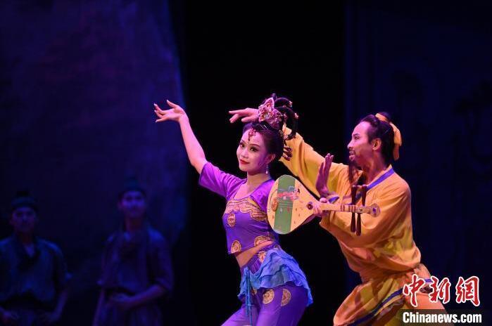 7月18日晚，中國(guó)經(jīng)典舞劇《絲路花雨》在甘肅蘭州黃河劇院進(jìn)行演出。中國(guó)經(jīng)典舞劇《絲路花雨》迎來(lái)45周年，7月17日-8月4日在蘭州開(kāi)啟為期多天的駐場(chǎng)演出。該舞劇取材于敦煌莫高窟壁畫(huà)，集中國(guó)霓裳羽衣舞、敦煌舞、印度舞、黑巾舞、波斯馬鈴舞等于一身，自1979年演出至今，該劇先后在40多個(gè)國(guó)家和地區(qū)演出近4000場(chǎng)，觀眾550多萬(wàn)人次。中新社記者 李亞龍 攝</p>
<p>