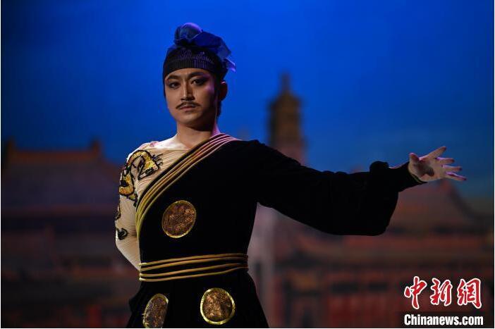 7月18日晚，中國(guó)經(jīng)典舞劇《絲路花雨》在甘肅蘭州黃河劇院進(jìn)行演出。中國(guó)經(jīng)典舞劇《絲路花雨》迎來(lái)45周年，7月17日-8月4日在蘭州開(kāi)啟為期多天的駐場(chǎng)演出。該舞劇取材于敦煌莫高窟壁畫(huà)，集中國(guó)霓裳羽衣舞、敦煌舞、印度舞、黑巾舞、波斯馬鈴舞等于一身，自1979年演出至今，該劇先后在40多個(gè)國(guó)家和地區(qū)演出近4000場(chǎng)，觀眾550多萬(wàn)人次。中新社記者 李亞龍 攝