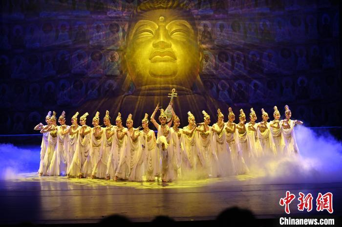 7月18日晚，中國(guó)經(jīng)典舞劇《絲路花雨》在甘肅蘭州黃河劇院演出。李亞龍 攝