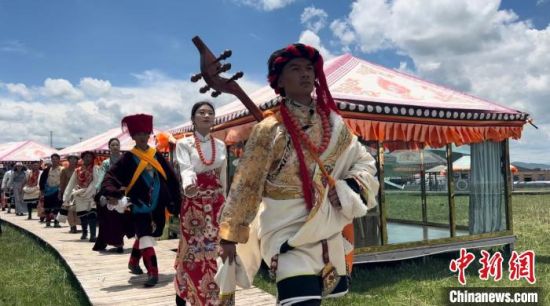 2024年6月，甘肅甘南藏族自治州上演藏服時裝秀。(資料圖)高瑩 攝