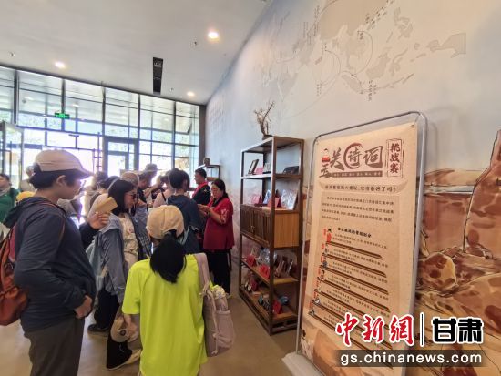 近日，玉門關(guān)遺址景區(qū)開啟了一場精彩紛呈的玉關(guān)詩詞挑戰(zhàn)賽，吸引眾多游人參與其中。玉門關(guān)遺址景區(qū)供圖