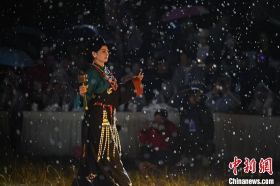 圖為2024年8月6日晚大賽現(xiàn)場模特進行比賽。李亞龍 攝