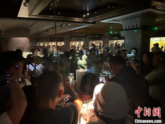 8月17日至23日，“濃濃民族情 兩岸一家親”臺灣同胞參訪團甘肅行交流活動在甘肅展開。圖為臺胞參觀甘肅省博物館。中新社記者 閆姣 攝