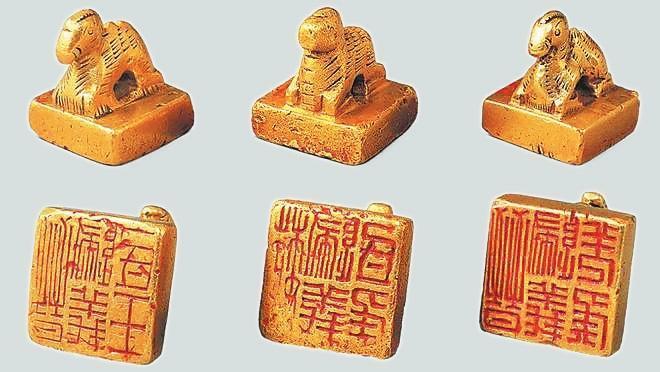 從左至右依次為“晉歸義羌侯”金印、“晉歸義氐王”金印、“魏歸義氐侯”金印