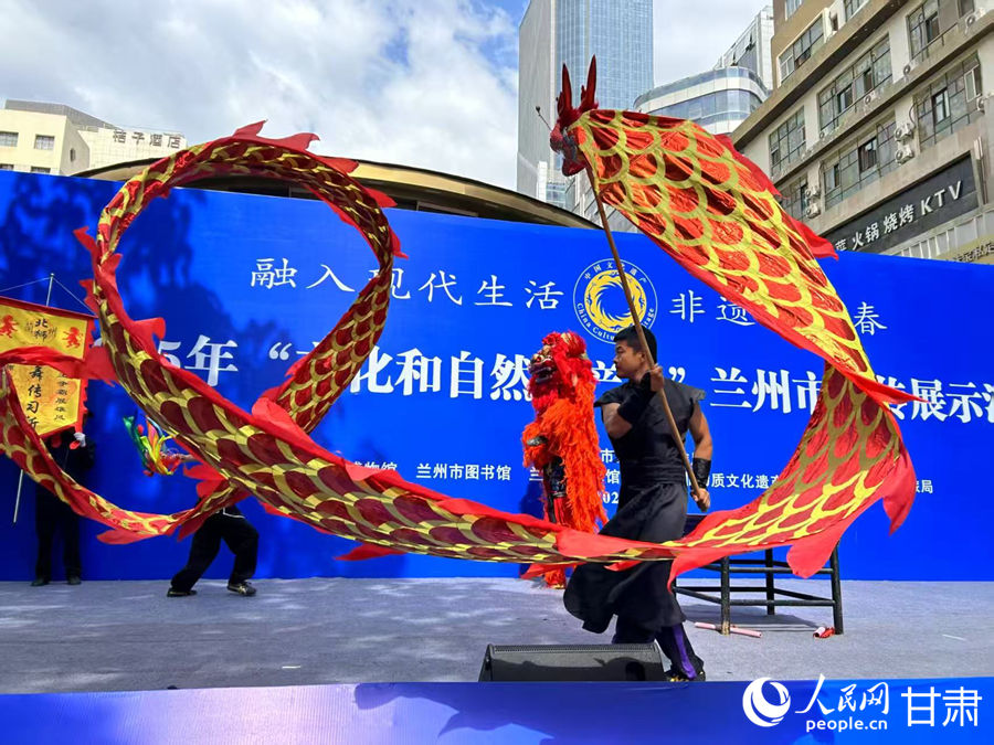 柴宗峰在2025年“文化和自然遺產日”蘭州市非遺宣傳展示活動中表演舞獅。人民網記者 焦隆攝